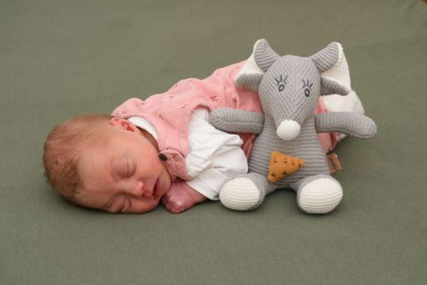Neugeborenes Mädchen Lina schläft mit Kuscheltier, das 500. Baby 2026 am Klinikum Freising
