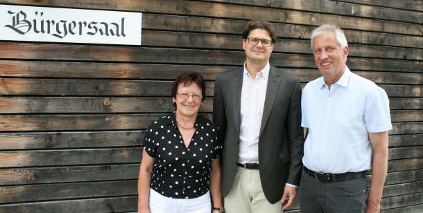Traudl Strejc ( Seniorenbeauftragte der Gemeinde Langenbach), PD Dr. Markus Neumaier (Chefarzt Orthopädie und Unfallchirurgie Klinikum Freising) und  Dr. Elmar Ziegler, Seniorenreferent im Gemeinderat Langenbach. 