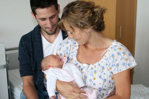 Eltern und Baby der 500. Geburt im Klinikum Freising