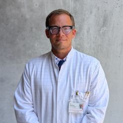 Assoz. Prof. (Univ. Innsbruck) Dr. Johannes Petersen, MSc, EBIR | Chefarzt