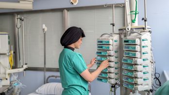 Moderne Technik – Hochentwickelte Medizintechnik für präzise Diagnostik und sichere Behandlung.