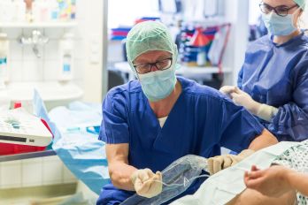 Ärzte in OP-Kleidung bei der Anästhesie