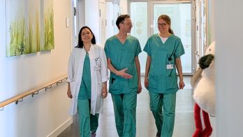 Fachärztliche Betreuung in der Geburtshilfe München: Ärztin berät werdende Mutter.