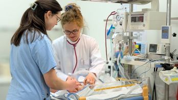 Sicherheit bei der Geburt: Moderne Medizintechnik für die Überwachung in München.