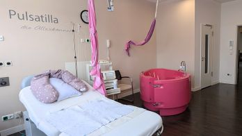 Sanfte Entbindung in München: Neugeborenes Baby nach der Geburt in der Geburtsklinik.