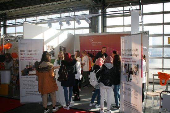 Berufsfit 2019 Besucher am Stand des Klinikums Freising