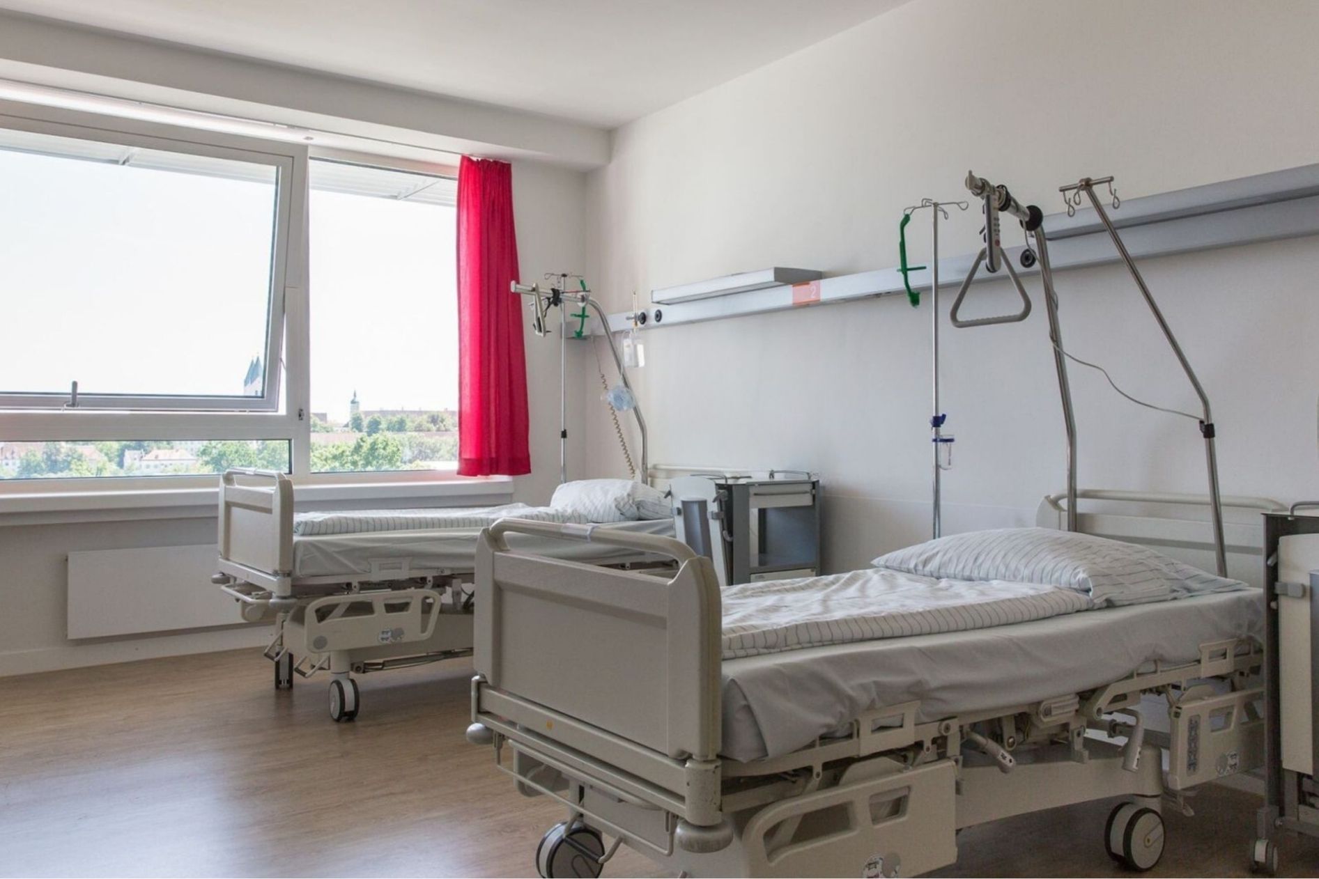 Modernes, helles Patientenzimmer